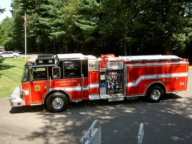 Driver-side full profile showing wheelbase and side body
