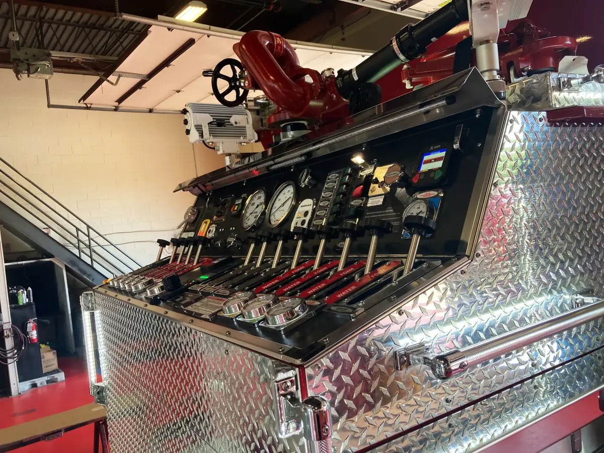 Side body lettering close-up on upper compartment panel