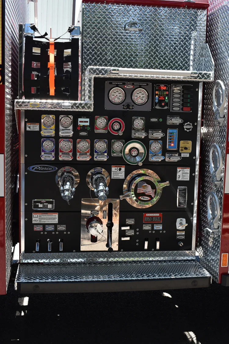 Pierce Enforcer Pumper exterior view, photo 28 of 31