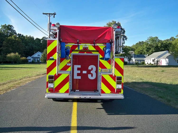 Rear view in roadway showing chevrons and lower step