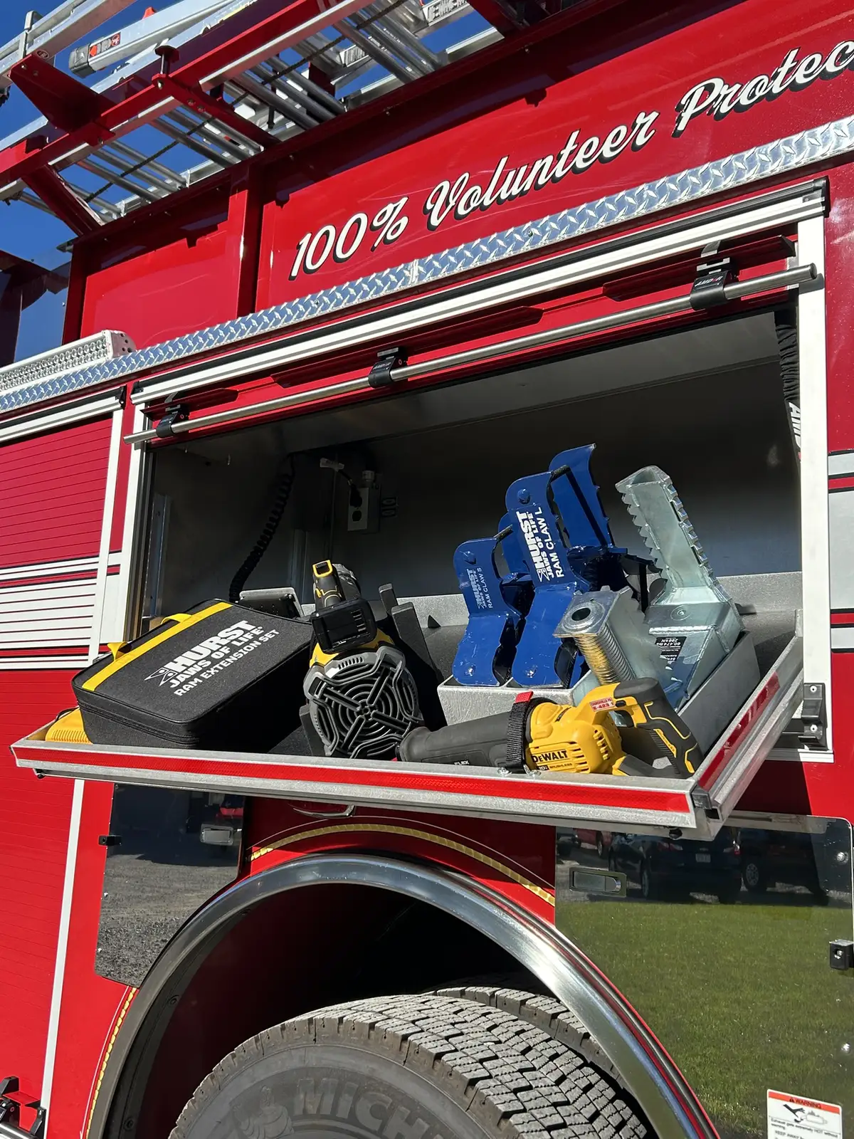 Open upper side compartment with battery rescue tools and saws on slide-out tray