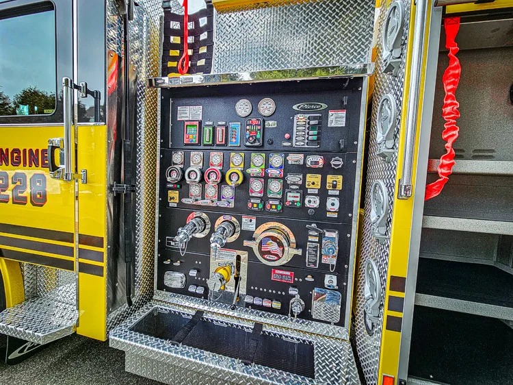 Pierce Enforcer Pumper exterior view, photo 18 of 46