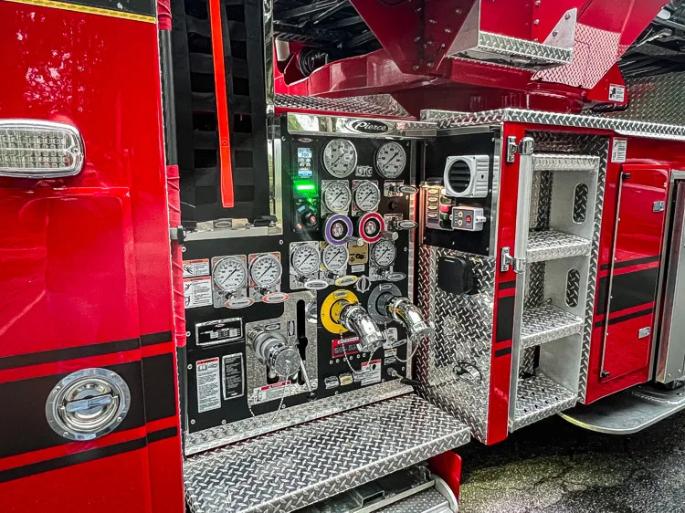 Pierce Enforcer Pumper exterior view, photo 17 of 49