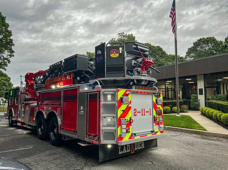 Pierce Enforcer Pumper exterior view, photo 4 of 49