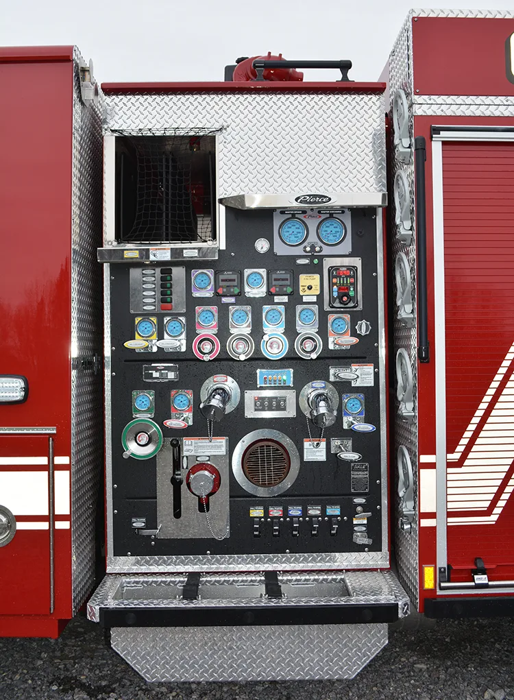 Pierce Enforcer Pumper exterior view, photo 19 of 30