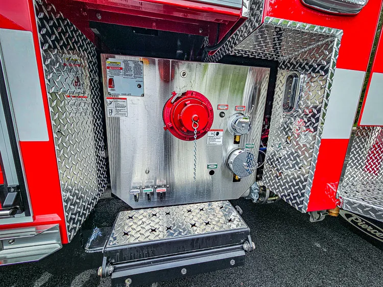 Pierce Enforcer Pumper exterior view, photo 24 of 62