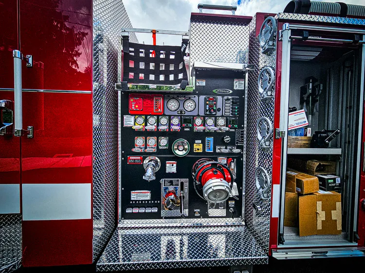 Pierce Saber Pumper exterior view, photo 17 of 55