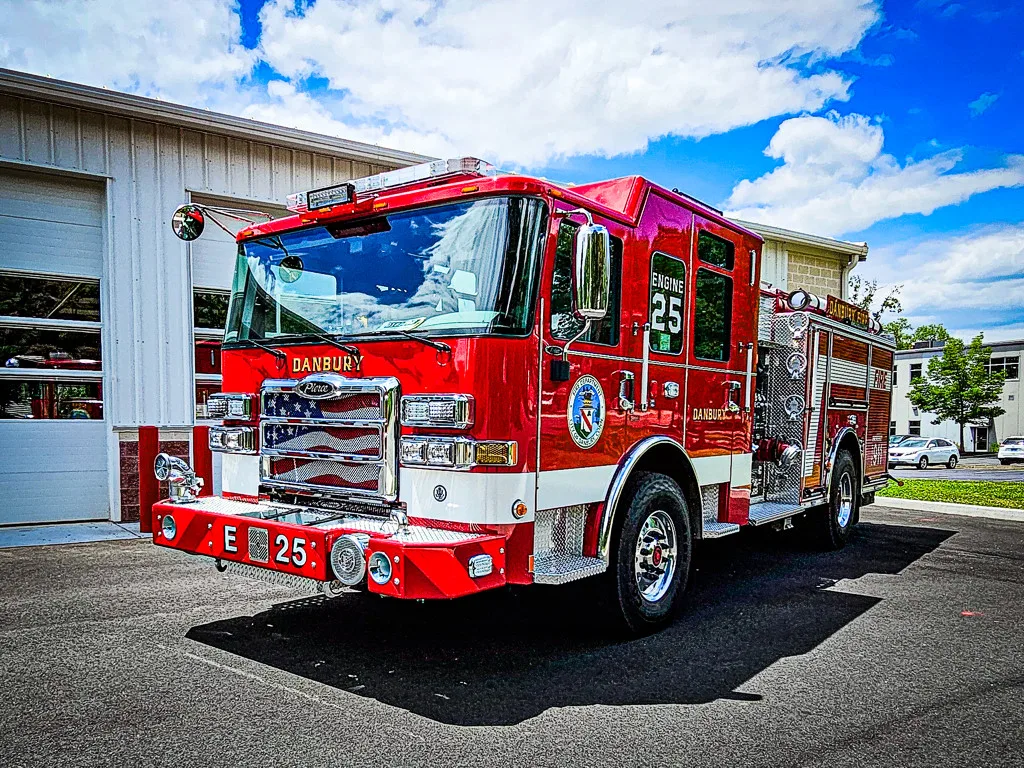 Pierce Saber Pumper exterior view, photo 2 of 55