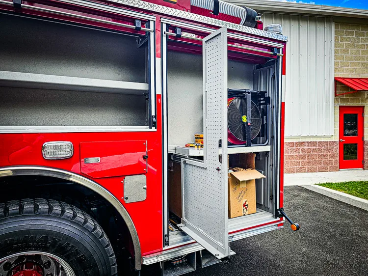 Pierce Saber Pumper exterior view, photo 21 of 55