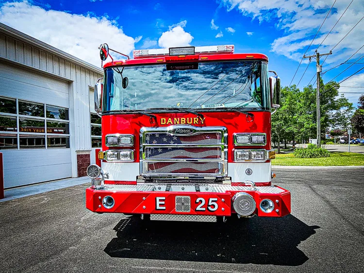 Pierce Saber Pumper exterior view, photo 3 of 55