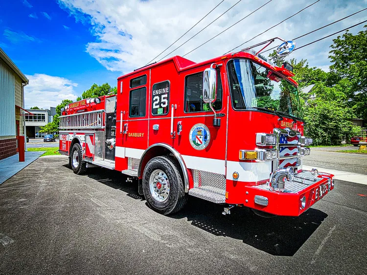 Pierce Saber Pumper exterior view, photo 4 of 55