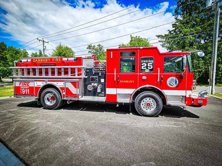 Pierce Saber Pumper exterior view, photo 5 of 55
