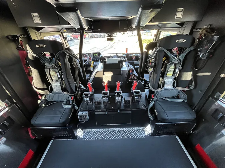 Pierce Enforcer Rescue Pumper exterior view, photo 13 of 31