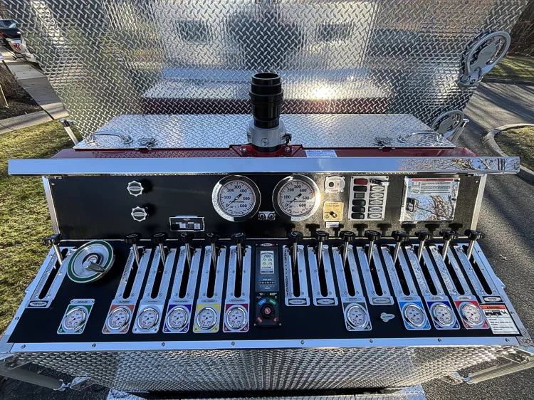 Pierce Enforcer Rescue Pumper exterior view, photo 5 of 31