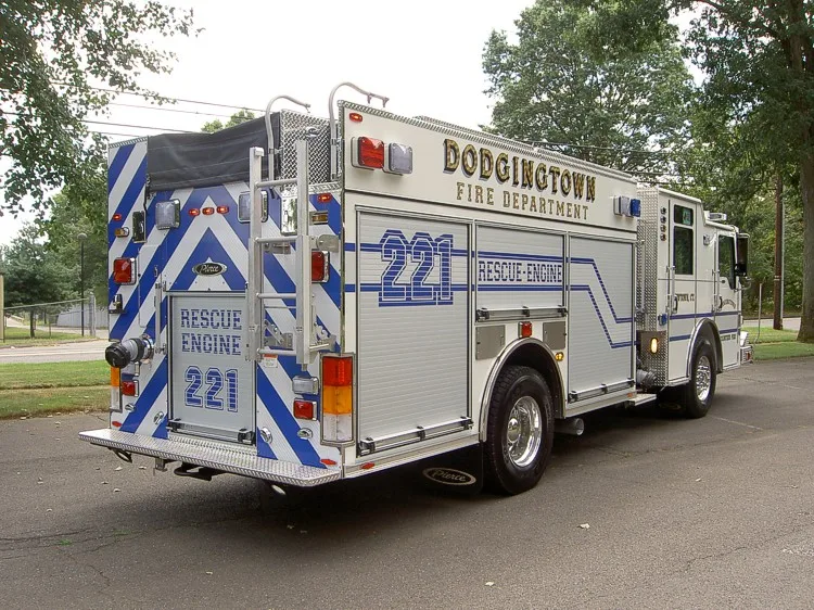 Rear-right exterior view showing chevron rear panel and side compartments