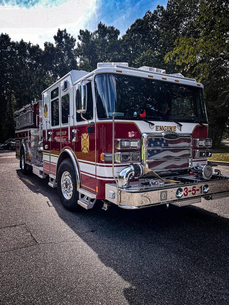 Front-left exterior profile showing cab and side compartments