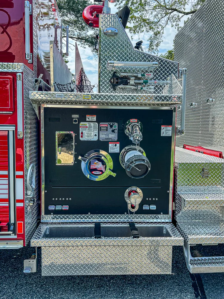 Pierce Enforcer Pumper exterior view, photo 27 of 31
