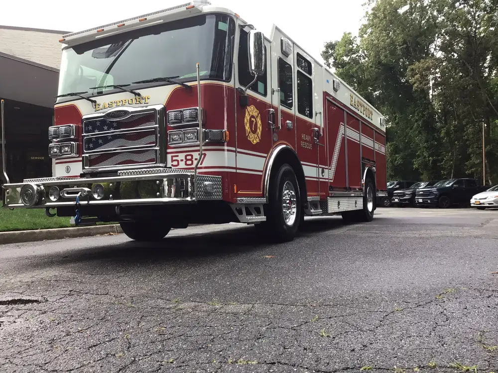 Front-right exterior view showing cab and side compartments