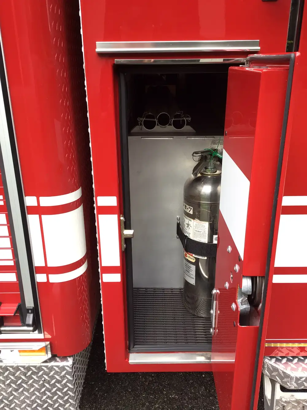 Narrow side compartment open with mounted cylinder and coupling tubes