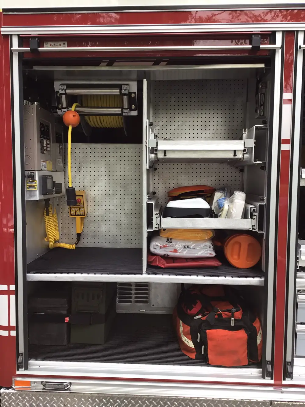 Open compartment with pull-out tray and center passthrough opening