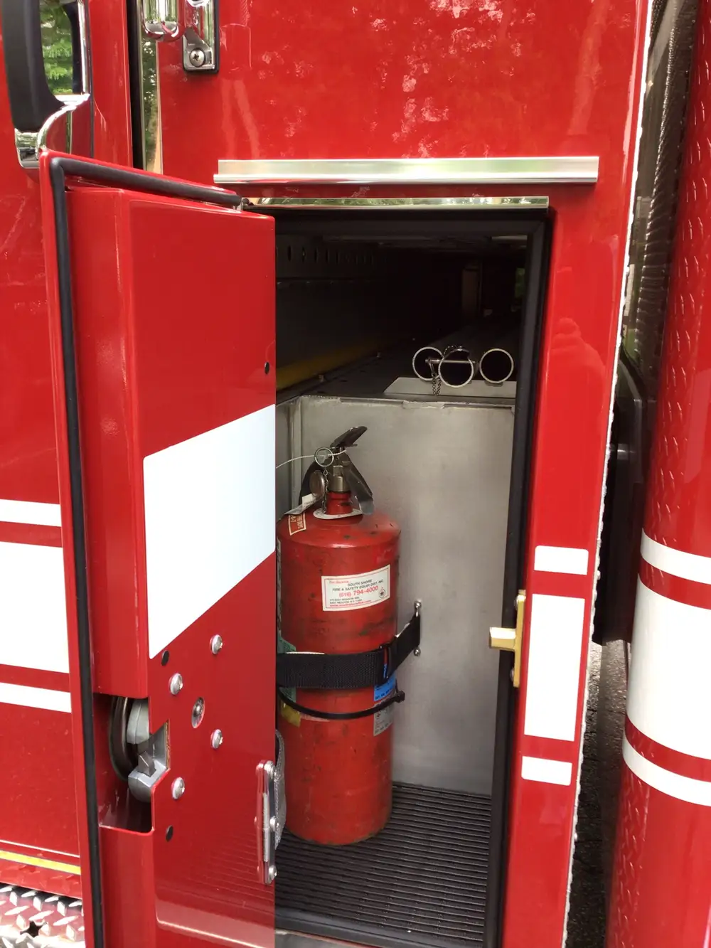 Narrow side compartment with mounted cylinder and vertical storage space