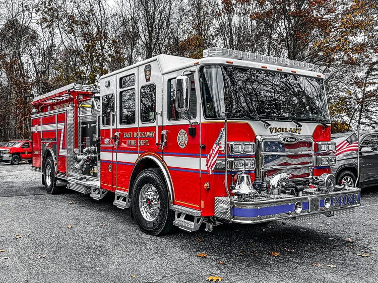 Pierce Enforcer Pumper exterior view, photo 3 of 42