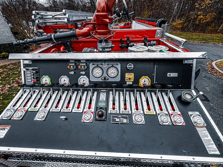 Pierce Enforcer Pumper exterior view, photo 30 of 42