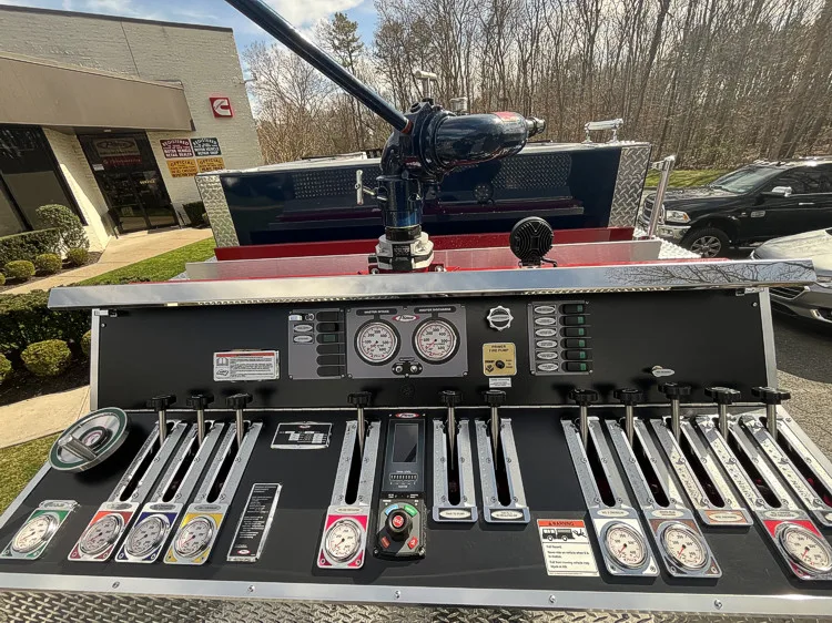 Pierce Enforcer Pumper exterior view, photo 23 of 28