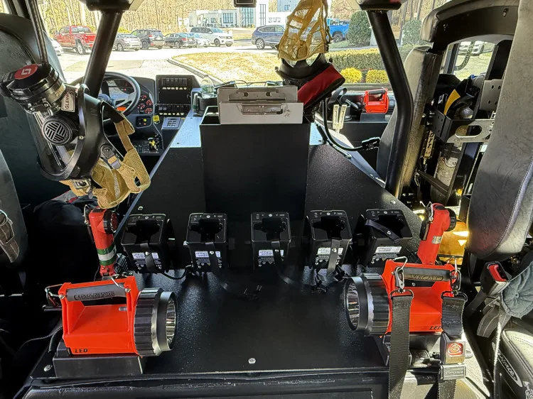 Pierce Saber Aerial exterior view, photo 11 of 37