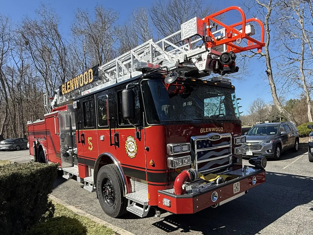 Pierce Saber Aerial exterior view, photo 2 of 37