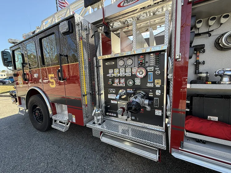 Pierce Saber Aerial exterior view, photo 21 of 37