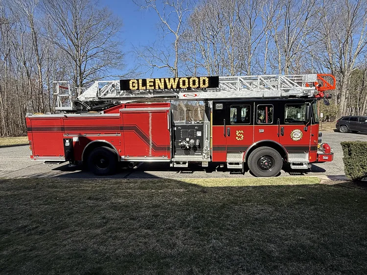 Pierce Saber Aerial exterior view, photo 3 of 37