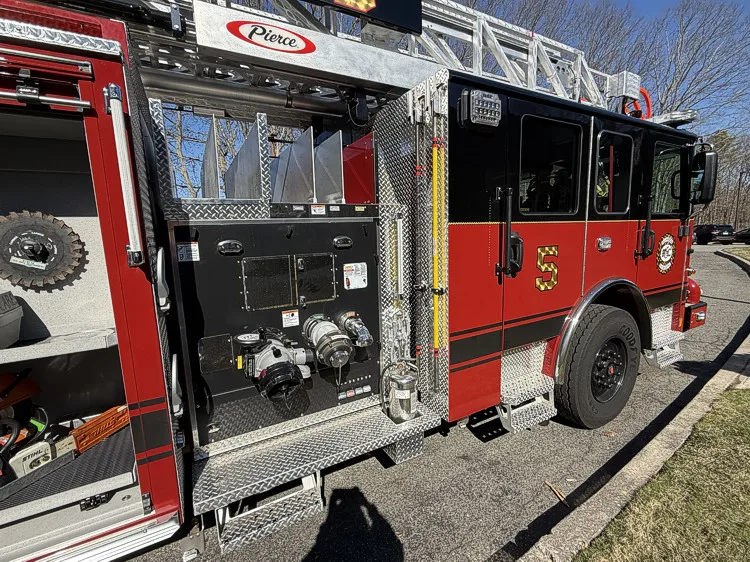 Pierce Saber Aerial exterior view, photo 7 of 37
