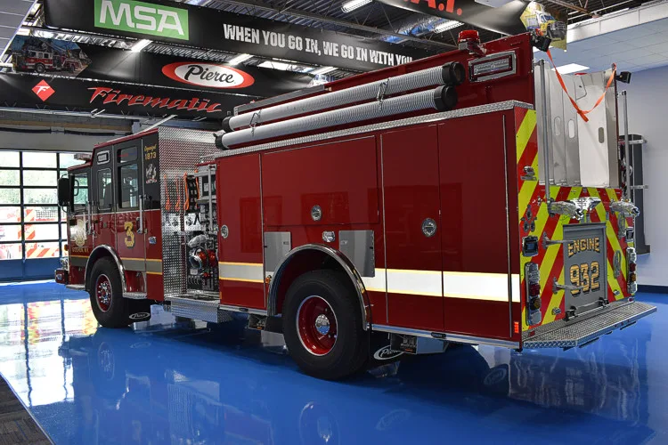 Rear-left exterior profile showing side body and rear chevrons