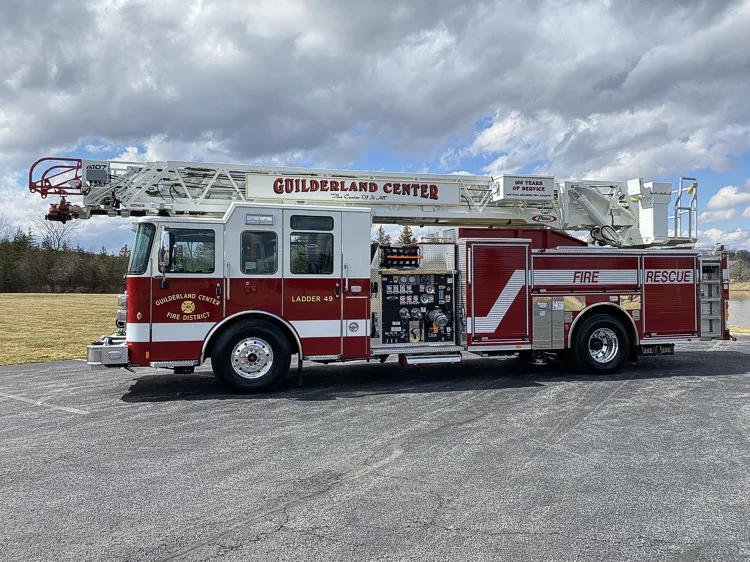 Driver-side profile view with side body and ladder beam visible