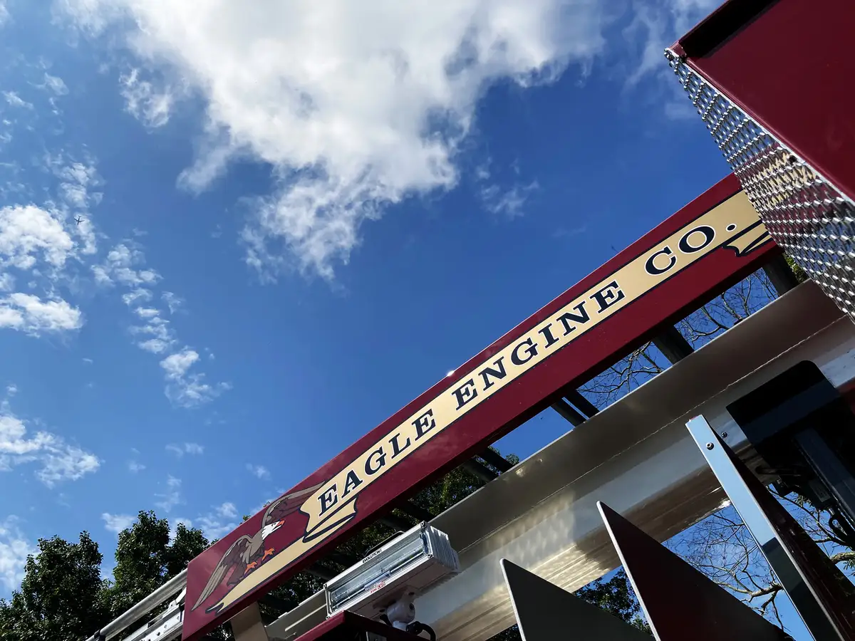 Officer-side profile view with closed compartments and ladder bed above