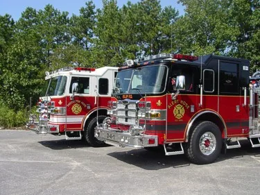 Two-apparatus side view showing front corners and side compartments