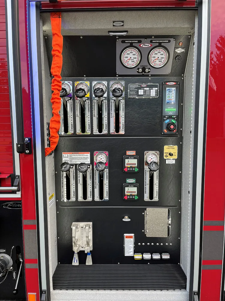 Pierce Enforcer Rescue Pumper exterior view, photo 27 of 33