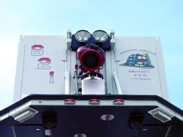 Bucket front close-up showing mounted nozzle and scene lights