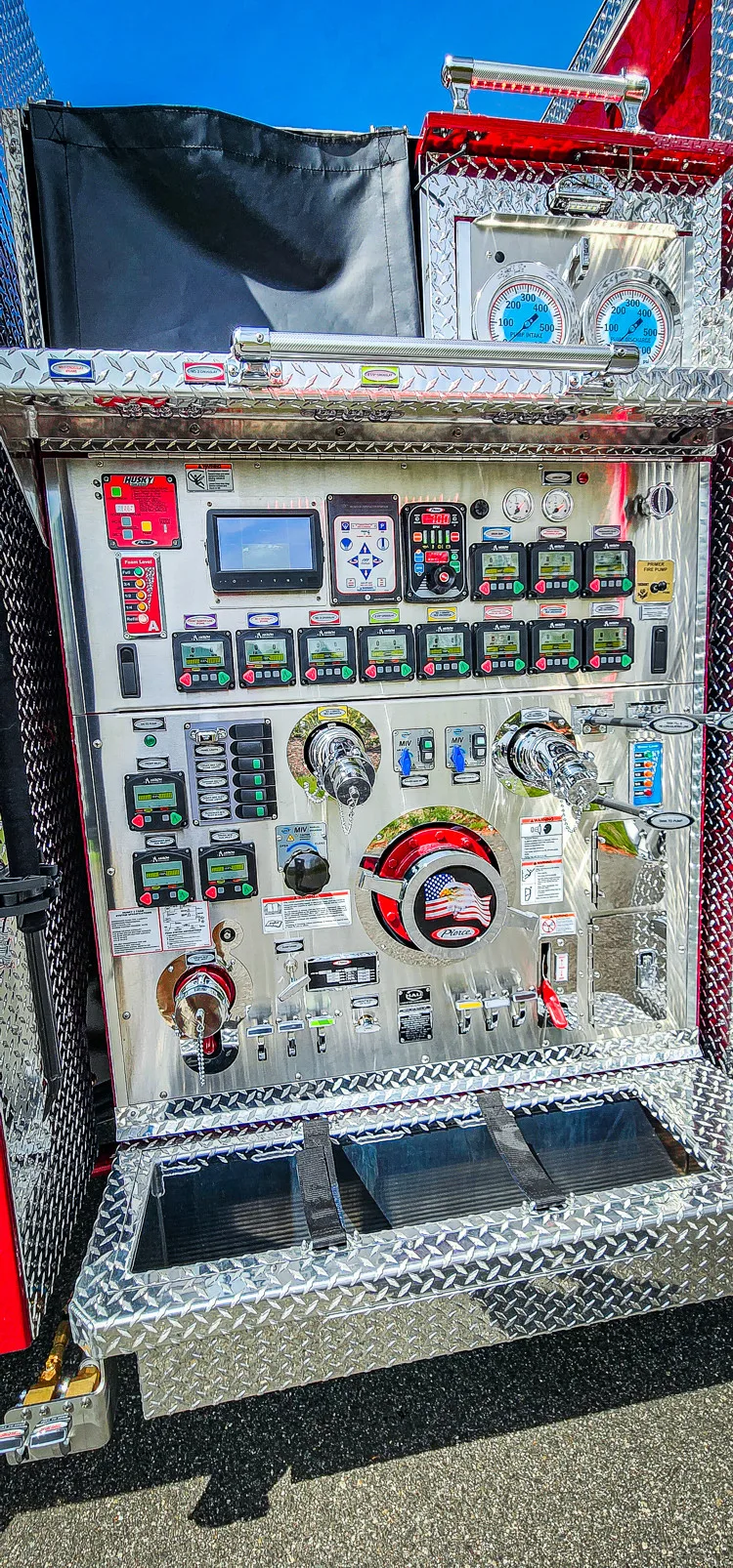 Pierce Enforcer Pumper exterior view, photo 15 of 70