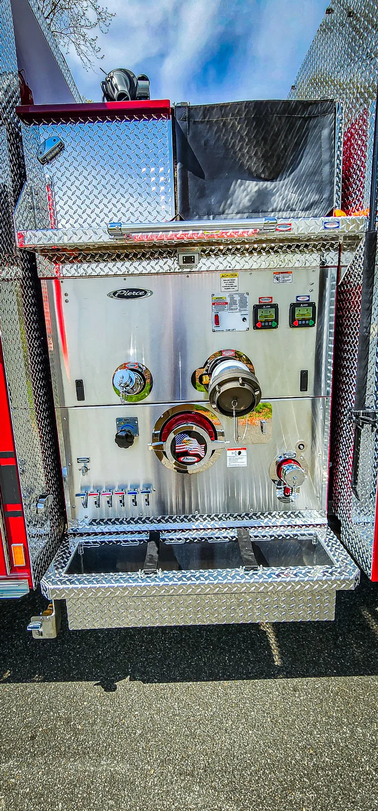 Pierce Enforcer Pumper exterior view, photo 60 of 70