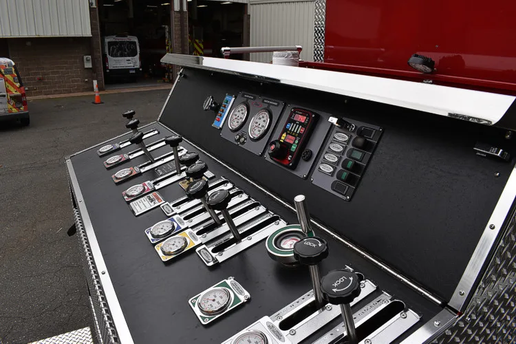 Pierce Saber Pumper exterior view, photo 18 of 29