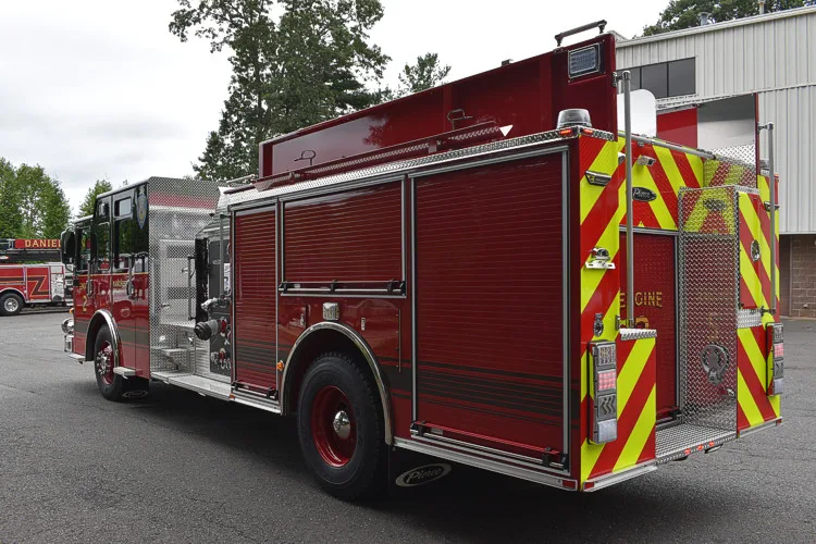 Pierce Saber Pumper exterior view, photo 2 of 29