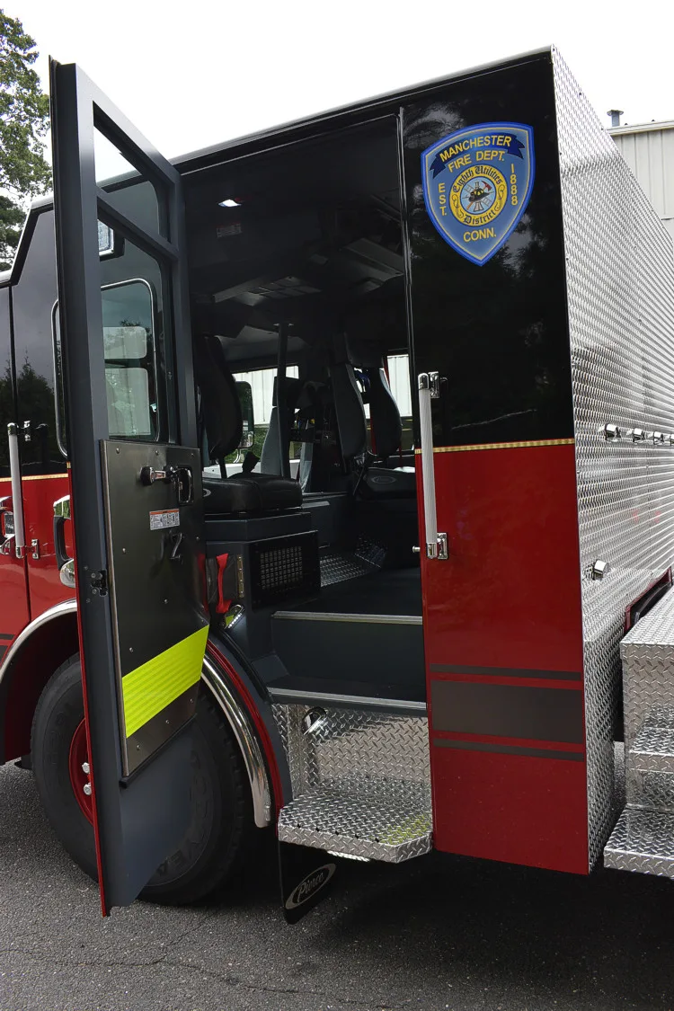 Pierce Saber Pumper exterior view, photo 20 of 29