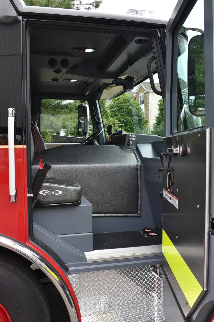 Pierce Saber Pumper exterior view, photo 28 of 29