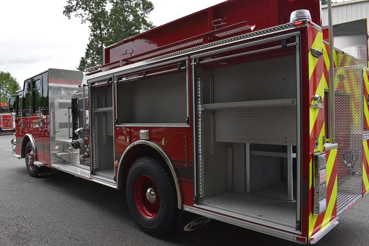 Pierce Saber Pumper exterior view, photo 5 of 29