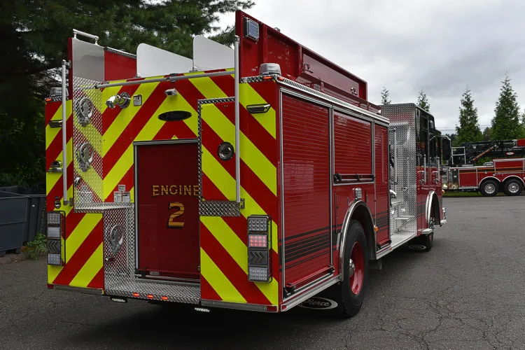 Pierce Saber Pumper exterior view, photo 9 of 29