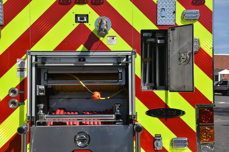 Rear chevron close-up with open center compartment and shelf bay