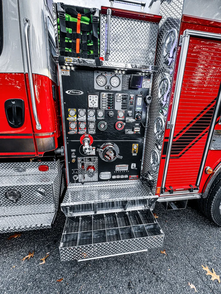 Pierce Freightliner Pumper exterior view, photo 26 of 38