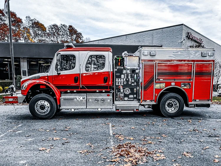 Pierce Freightliner Pumper exterior view, photo 3 of 38